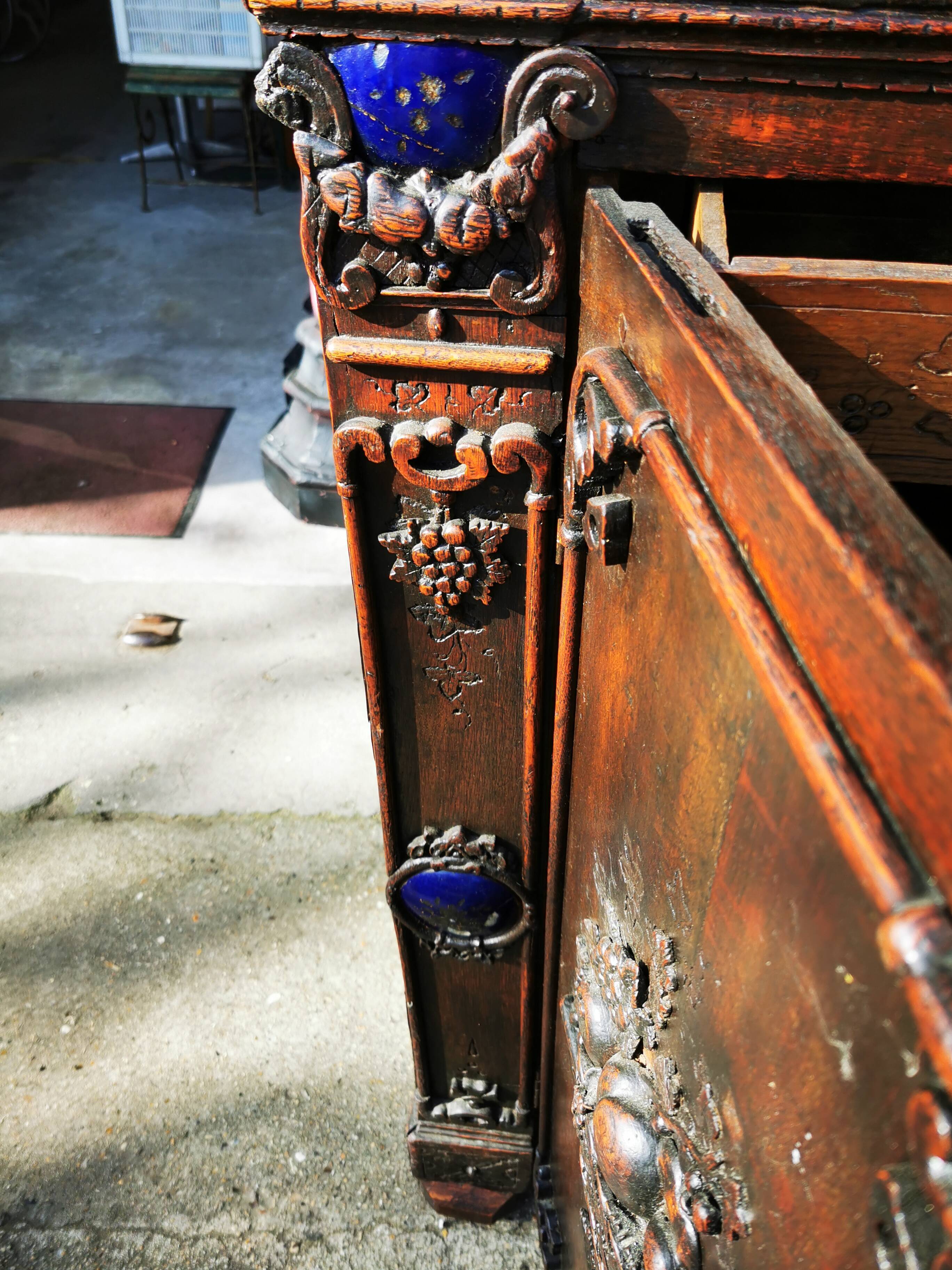 Cabinet / Vaisselier ancien richement sculpté 19éme