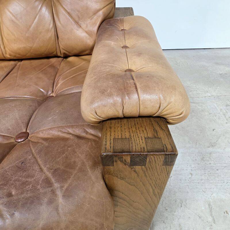 Joli salon composé d'une paire de fauteuils, d'un canapé en cuir havane et son ottoman