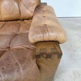 Joli salon composé d'une paire de fauteuils, d'un canapé en cuir havane et son ottoman