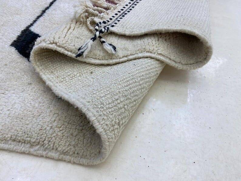 Handmade traditional Atlas Moroccan rug size 1.5/2.5 m