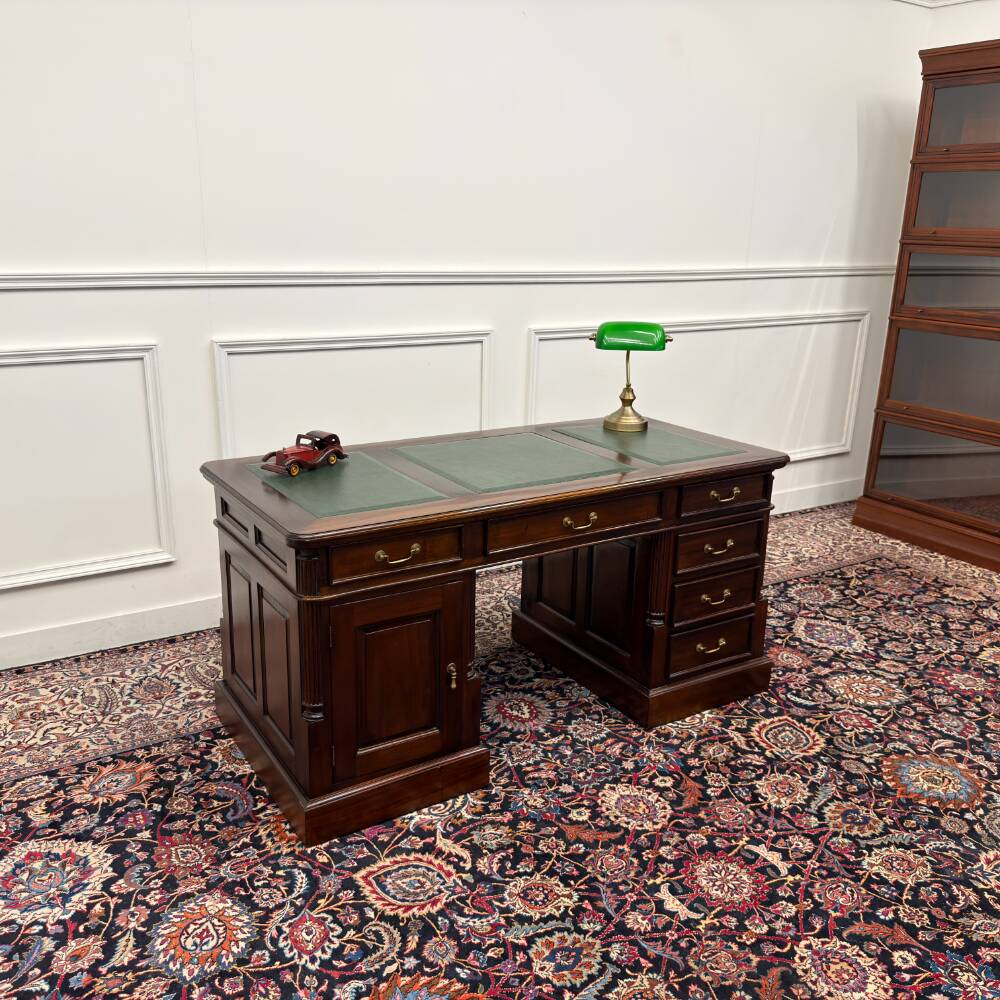 Bureau classique anglais avec cuir vert