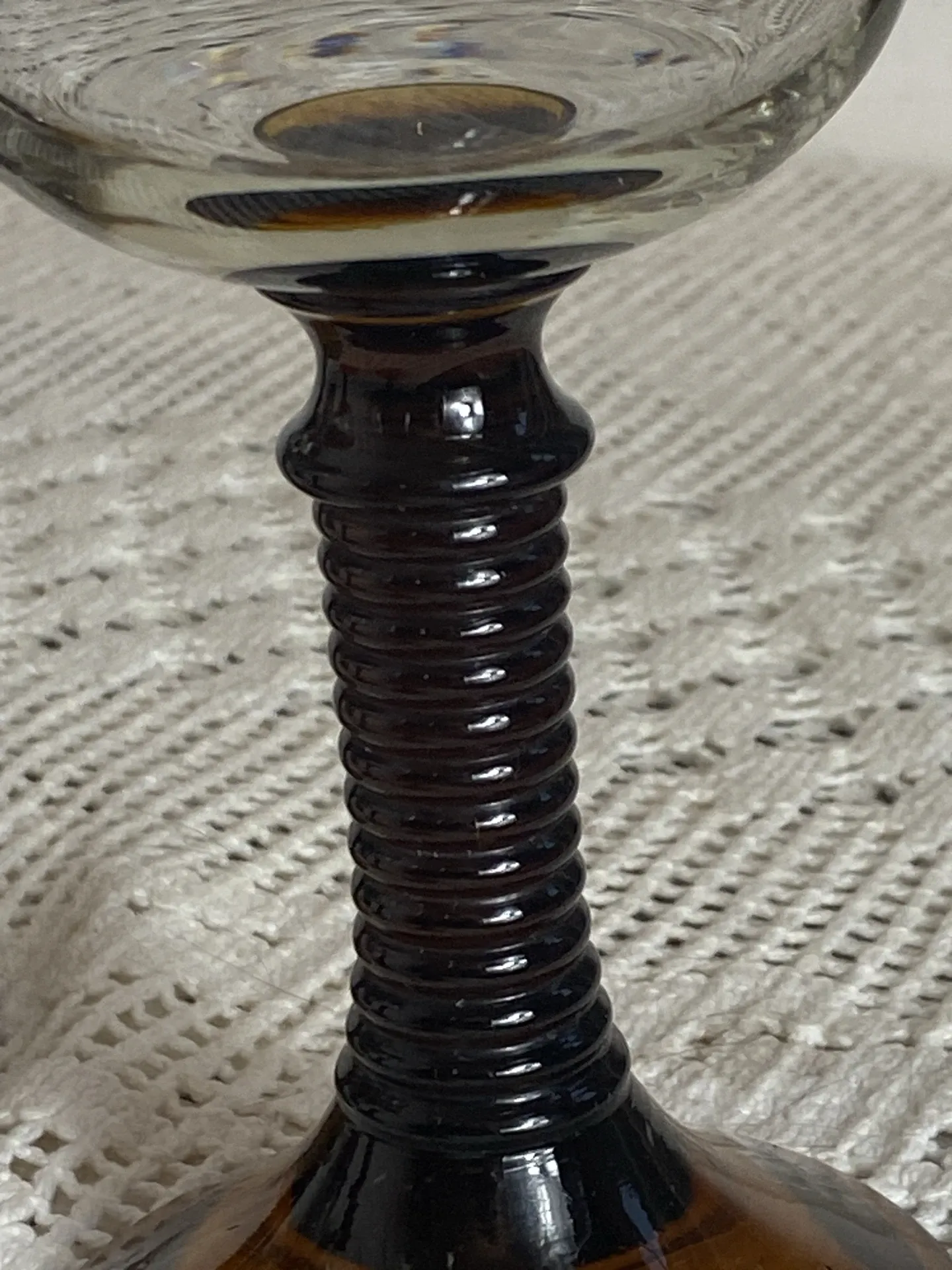 Verres à pied de type Roemer, couleur ambrée  