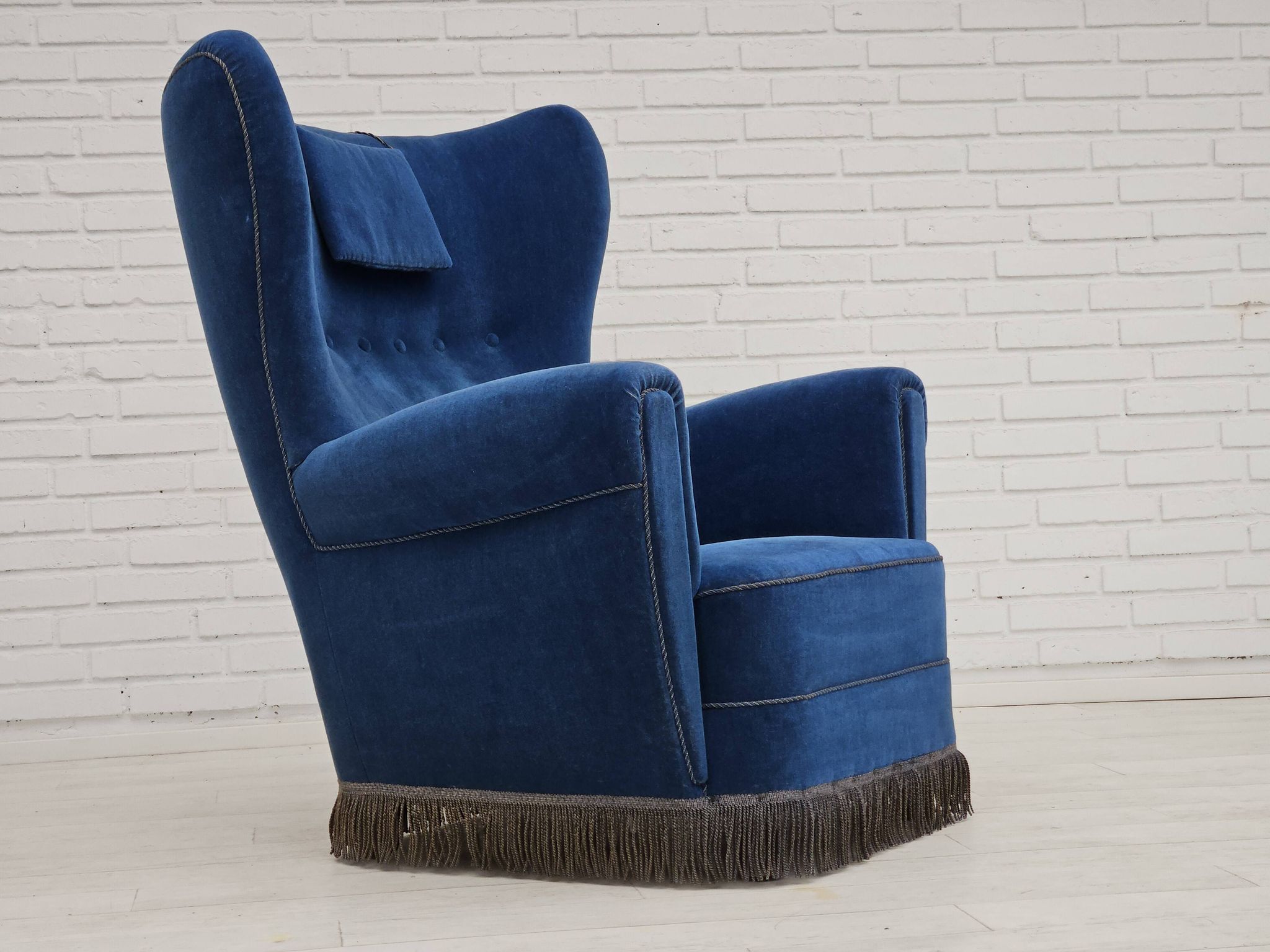 Années 1960, fauteuil relax danois à dossier haut, état d'origine, meuble en velours bleu.