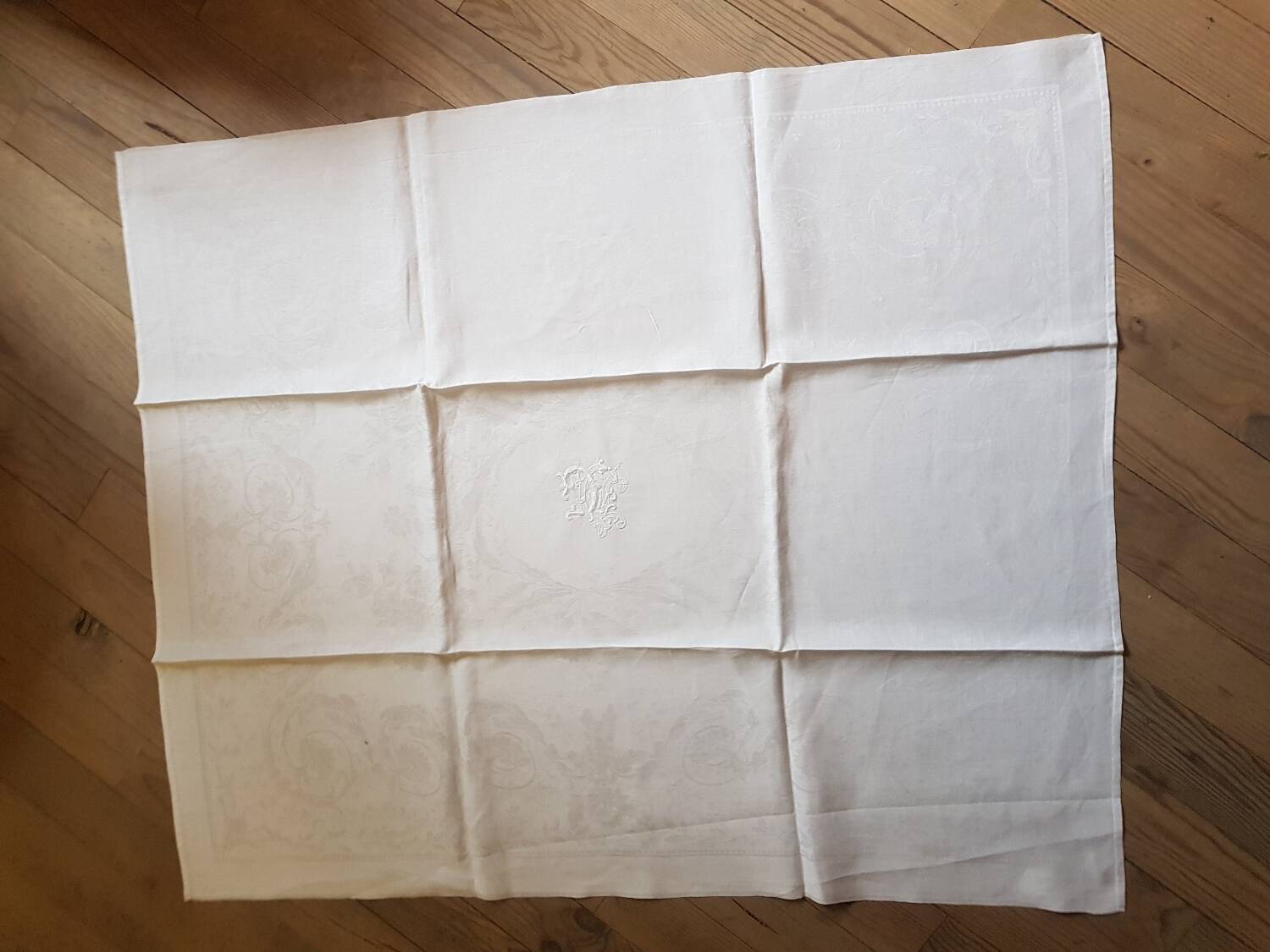Set of 12 monogrammed linen napkins DC