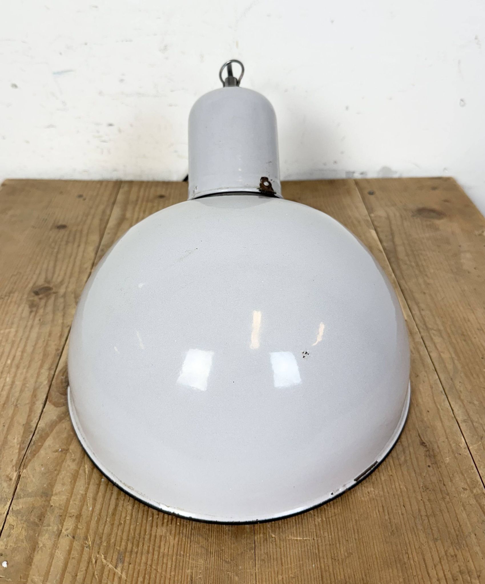 Lampe à suspension industrielle en émail gris, années 1960