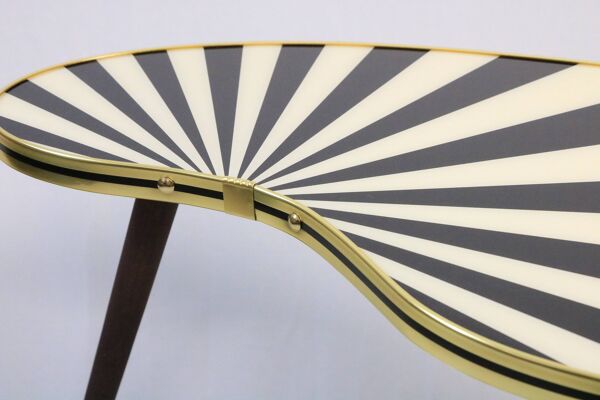 Grande table d'appoint en forme de rein, rayures noires et blanches, 3 pieds élégants