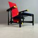 Chaise rouge et bleue de Gerrit Rietveld par Cassina