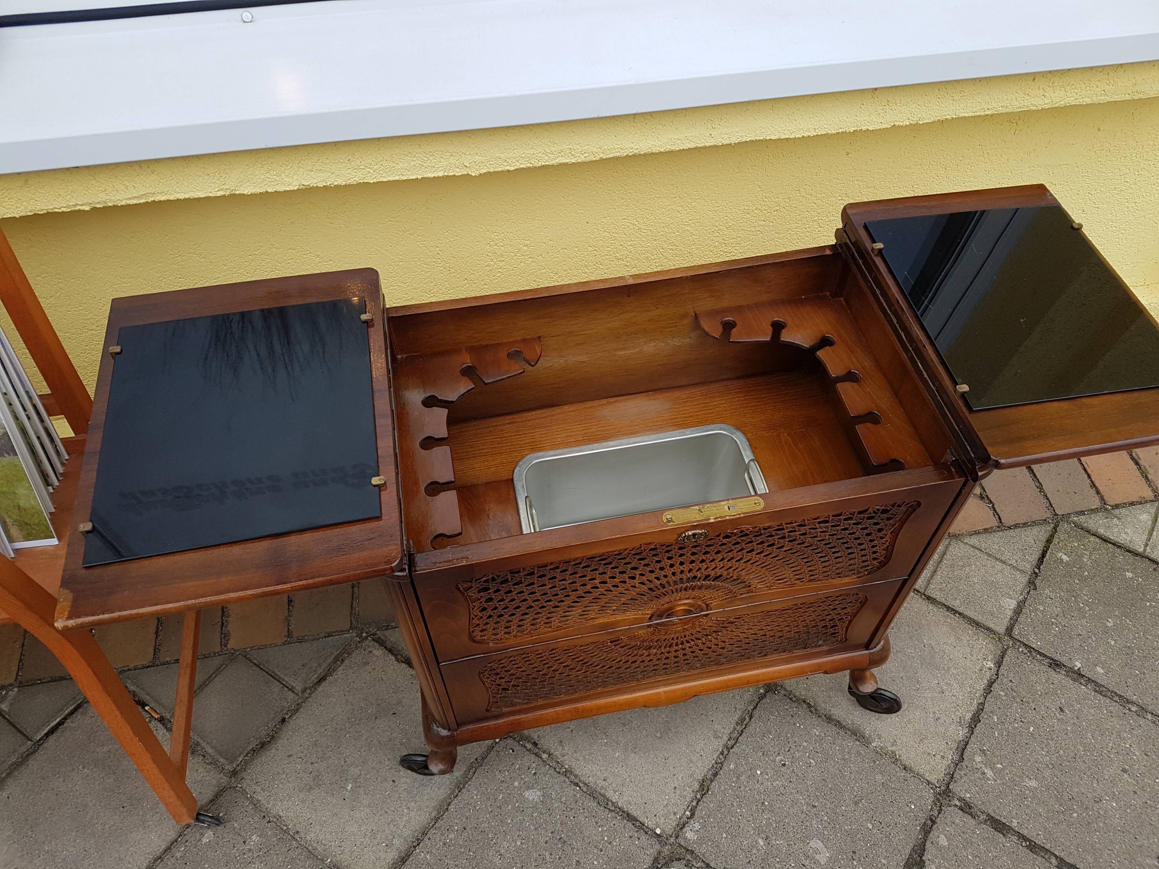 a beautiful house bar from around 1950, 80 x 50 x 70 cm in size and in very good condition