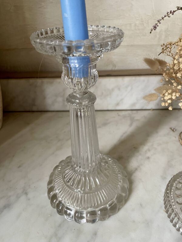 Lot d’anciens bougeoirs en verre