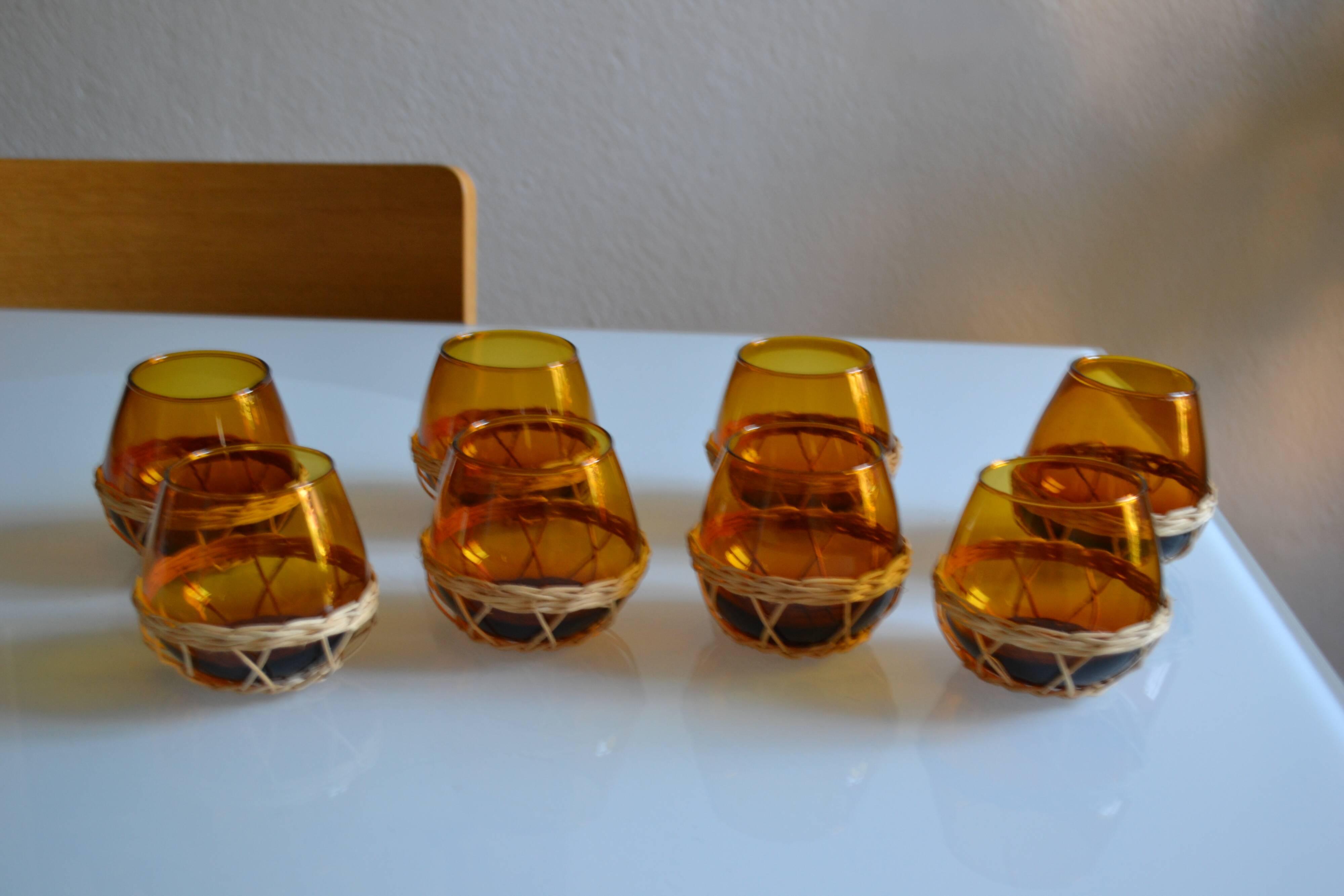 Set of 8 amber glasses & vintage rattan 1970