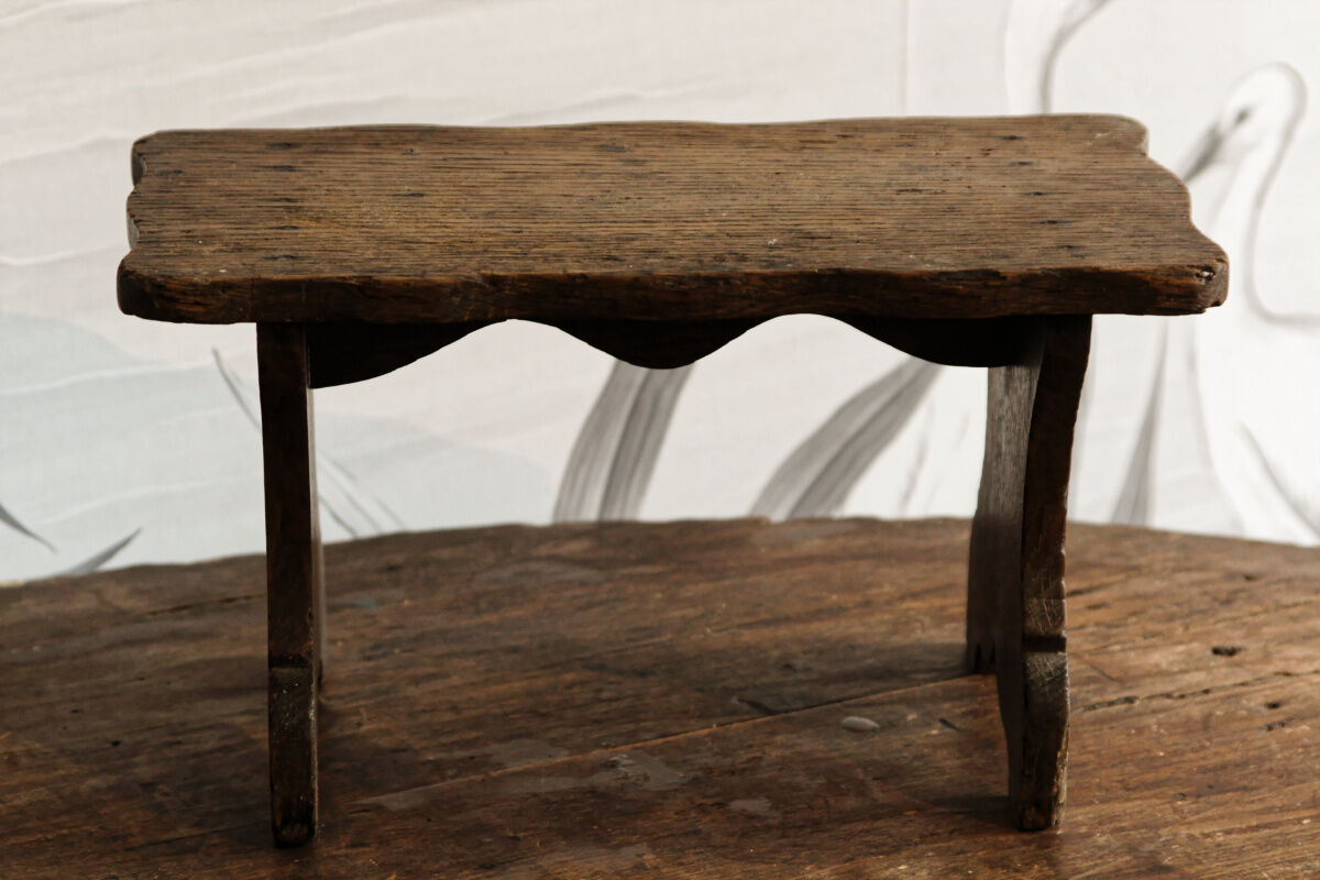 Marche pied en bois brut