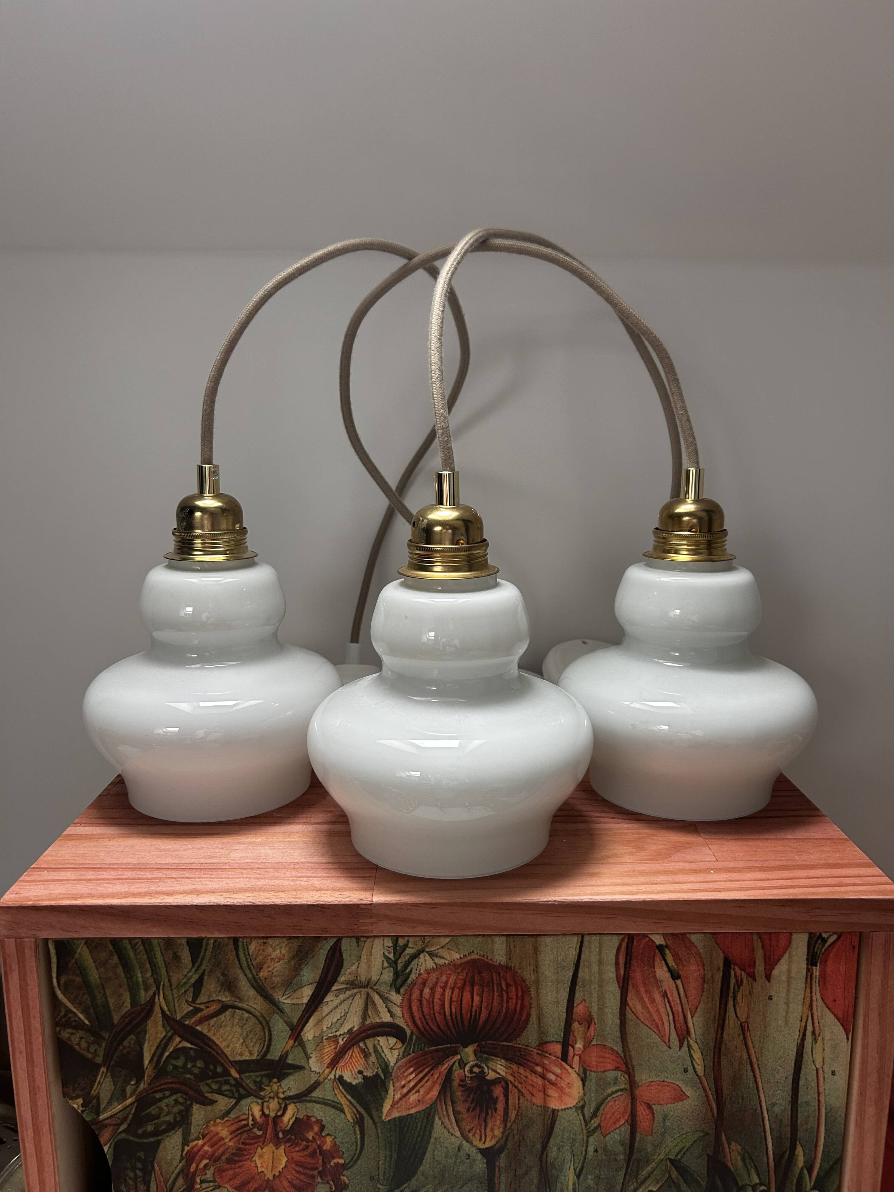 Lot de trois suspensions scandinaves en opaline blanche