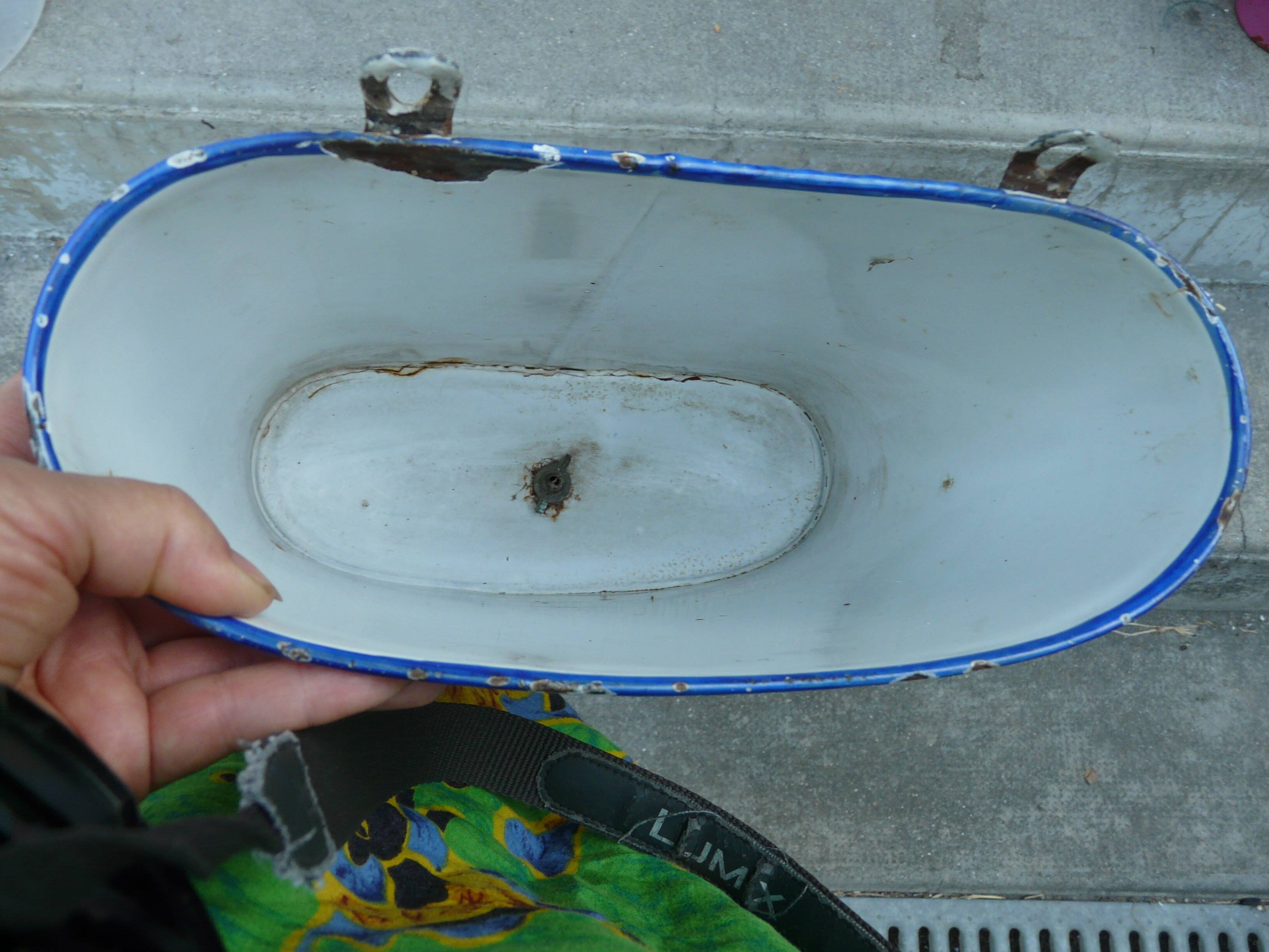 Fontaine murale en tôle émaillée décor de fleurs bleues sur fond blanc