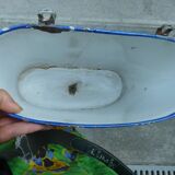 Fontaine murale en tôle émaillée décor de fleurs bleues sur fond blanc