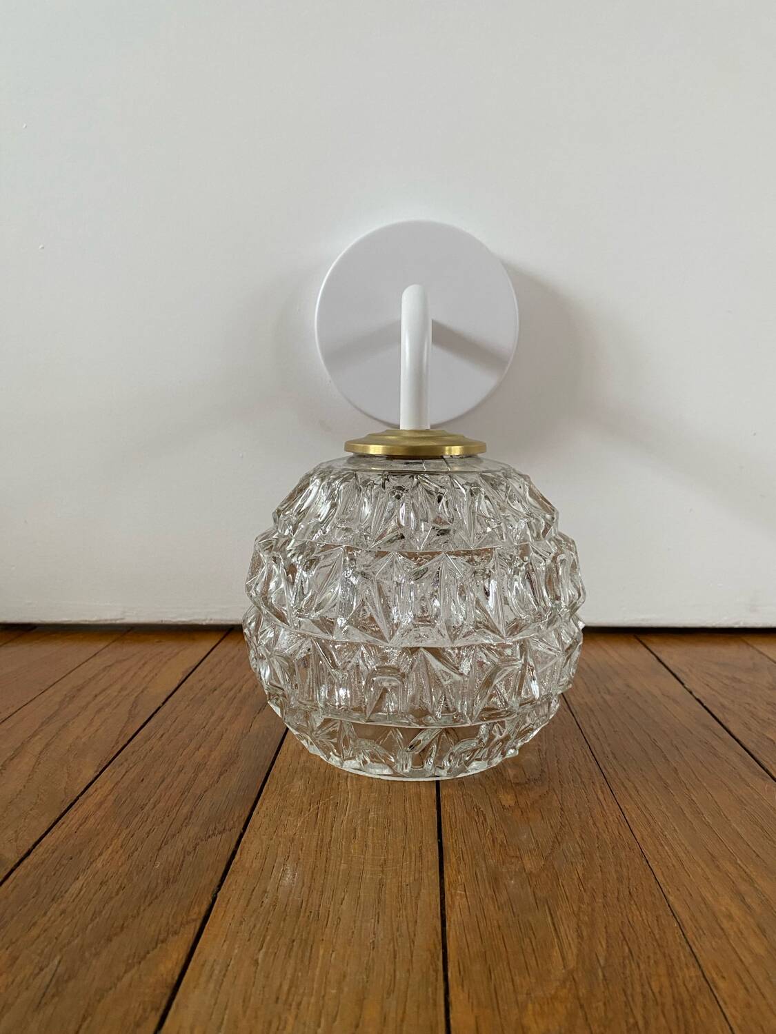 Wall lamp with vintage globe