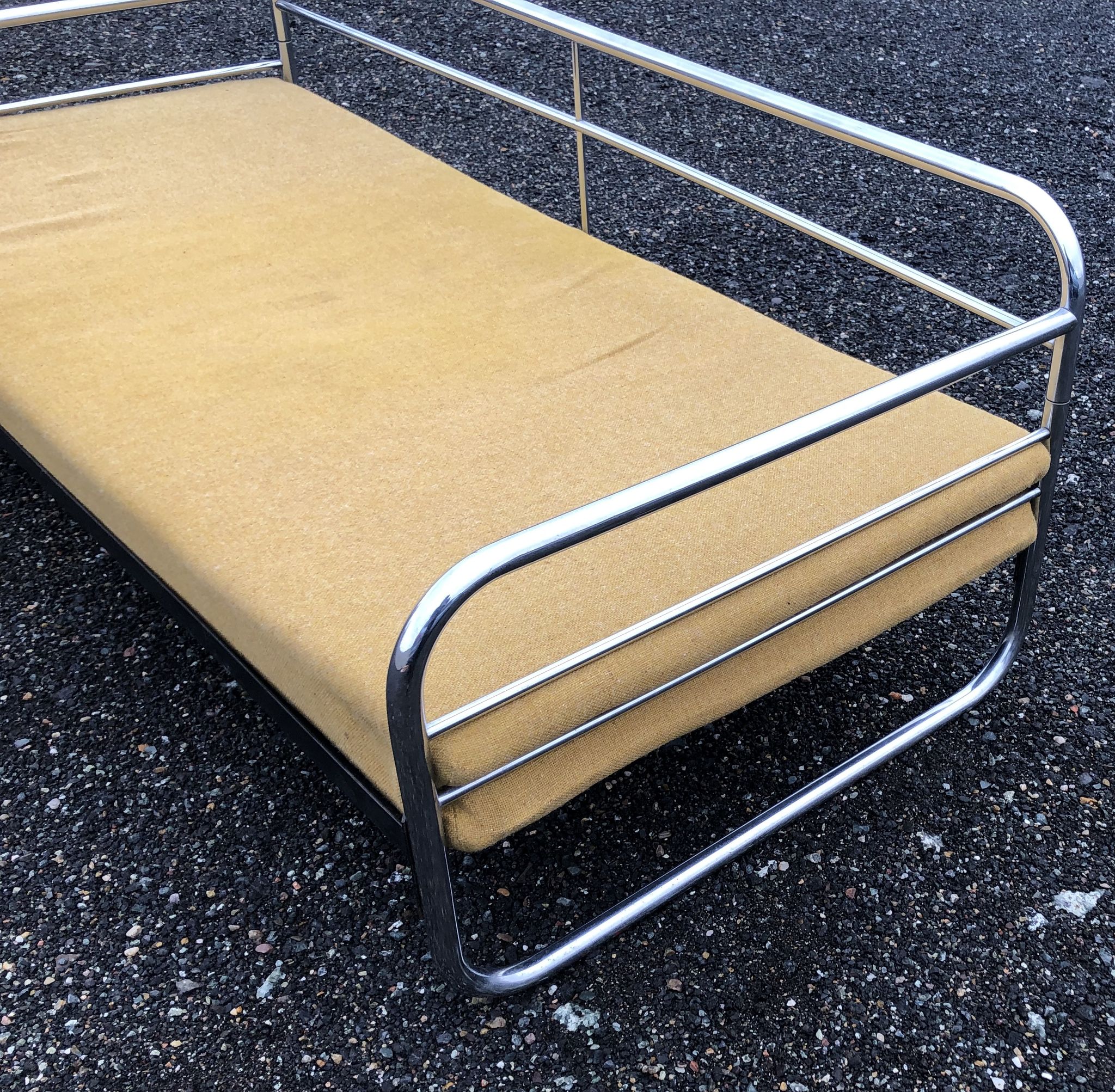 Canapé chromé époque Bauhaus ou lit de jour, Tchécoslovaquie, 1930