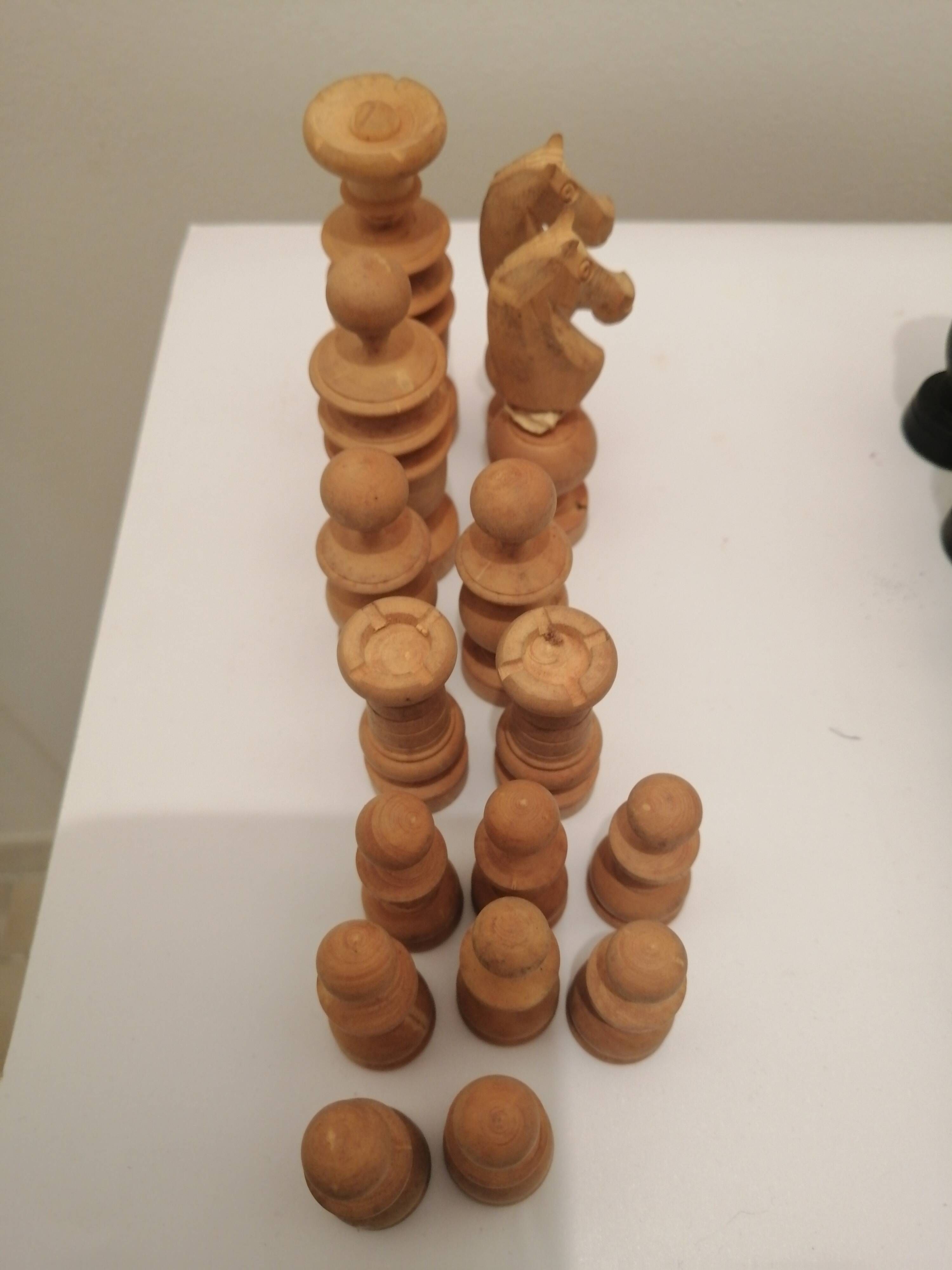lot of chess pawns in carved turned boxwood (32 pieces)