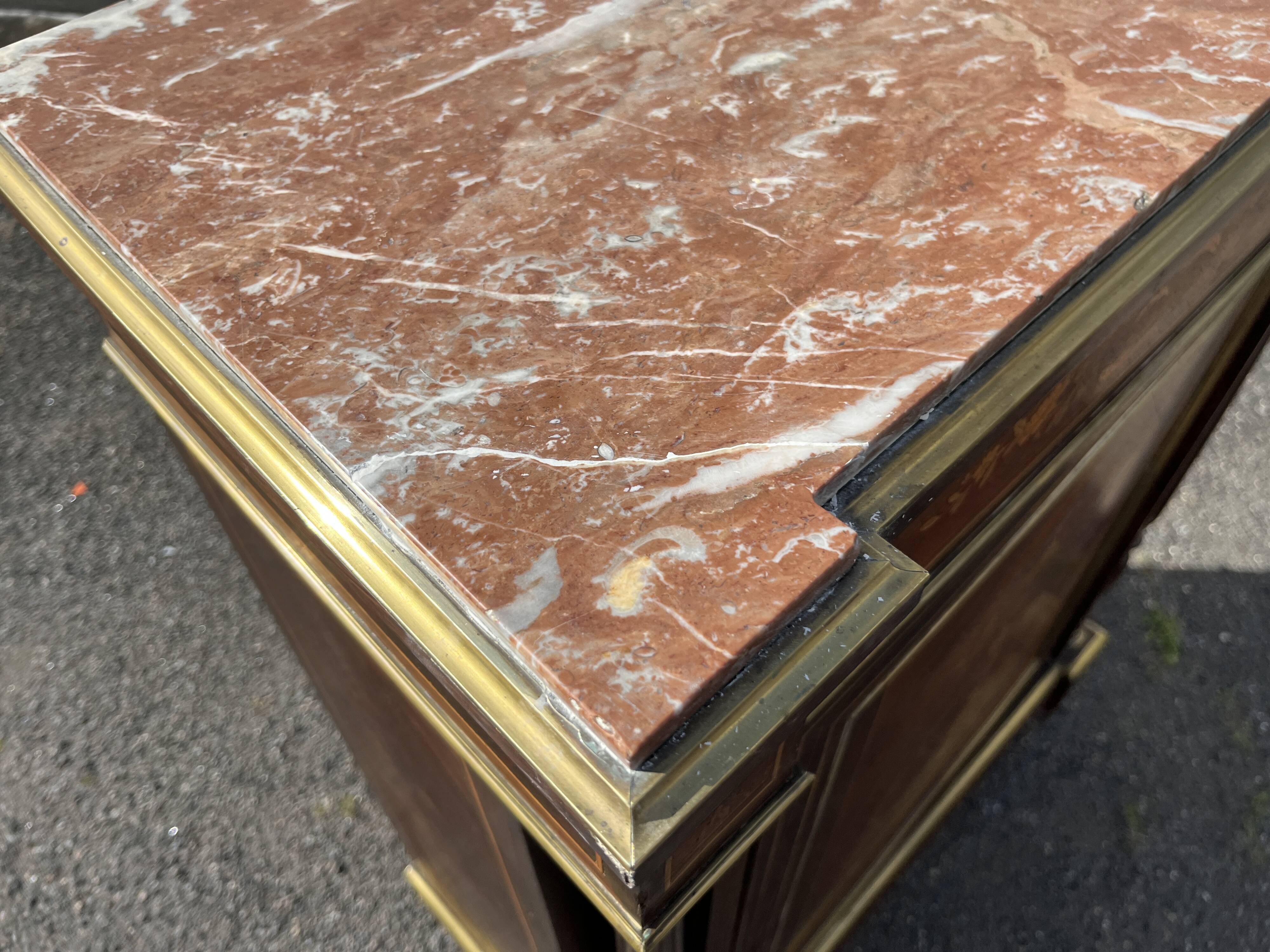 Support furniture with rosewood marquetry and marble top in the Napoléon III style.
