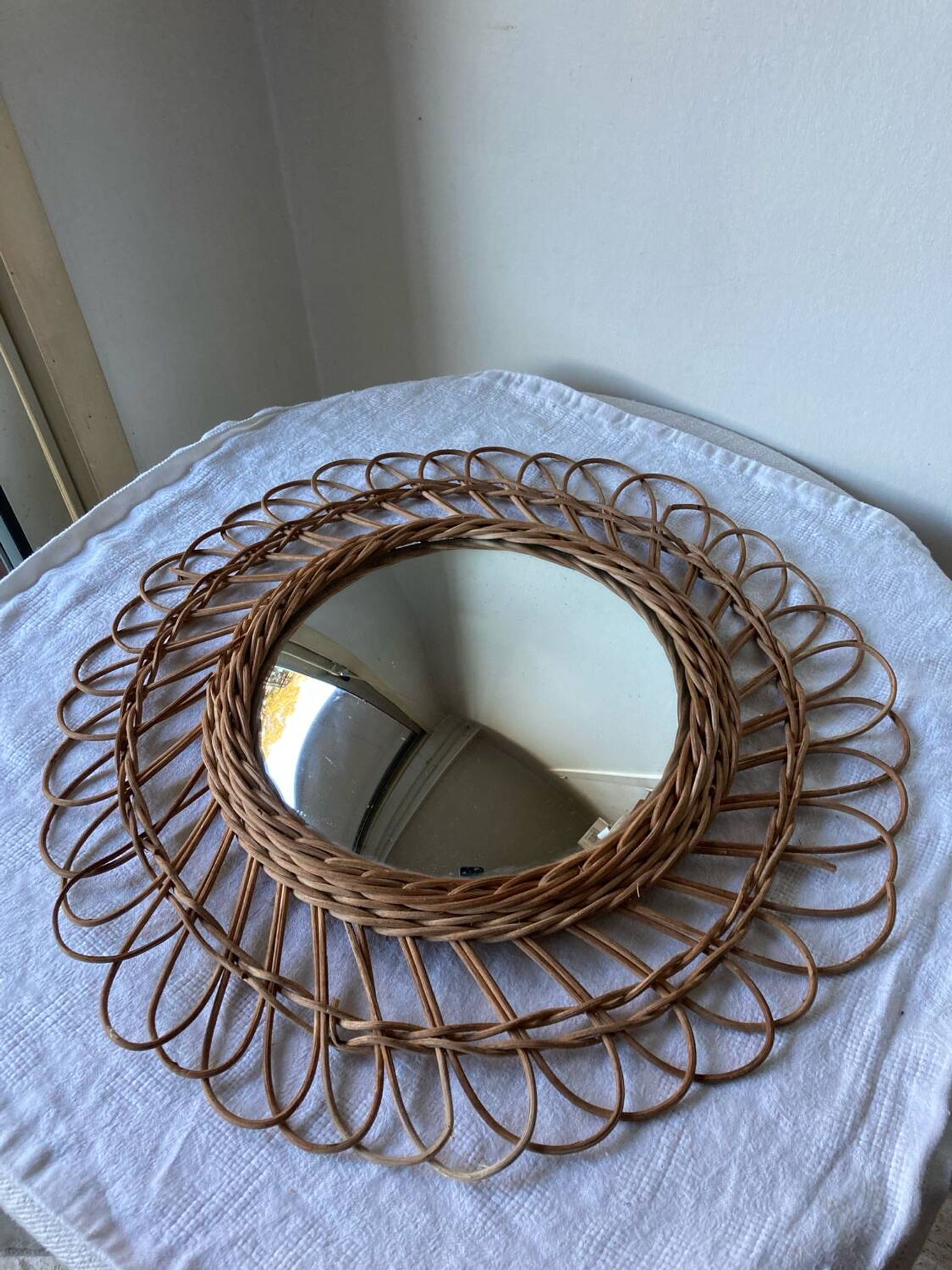 Miroir de sorcière en rotin vintage