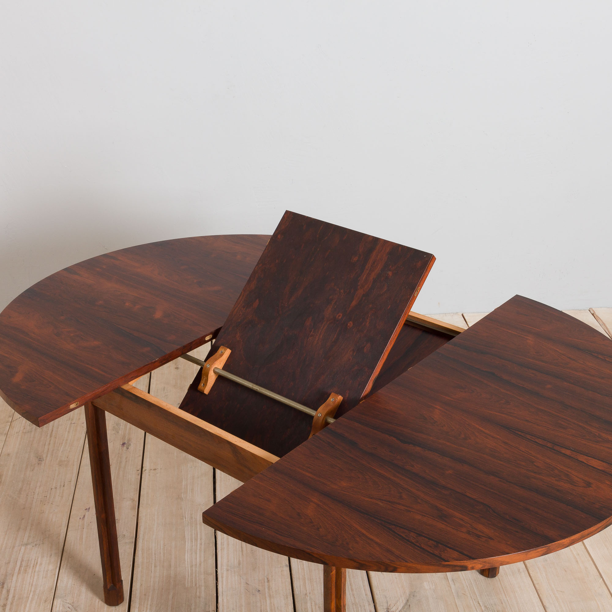 Italian mid century round extension dining table in Rosewood by Stildomus