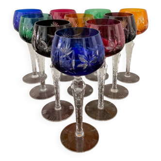 Série de 10 verres anciens multicolores en cristal ciselé