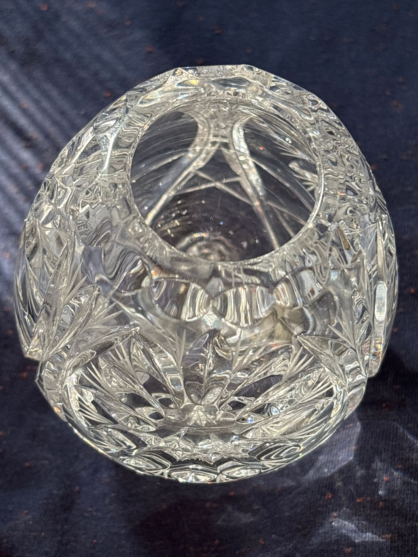 Vase tripodes en cristal en forme d’œuf .