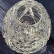 Vase tripodes en cristal en forme d’œuf .