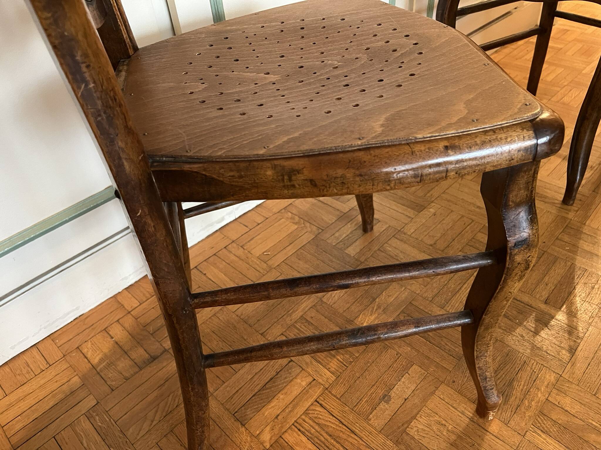 Pair of Art Nouveau curved wooden chairs, circa 1900 — Thonet style, ta