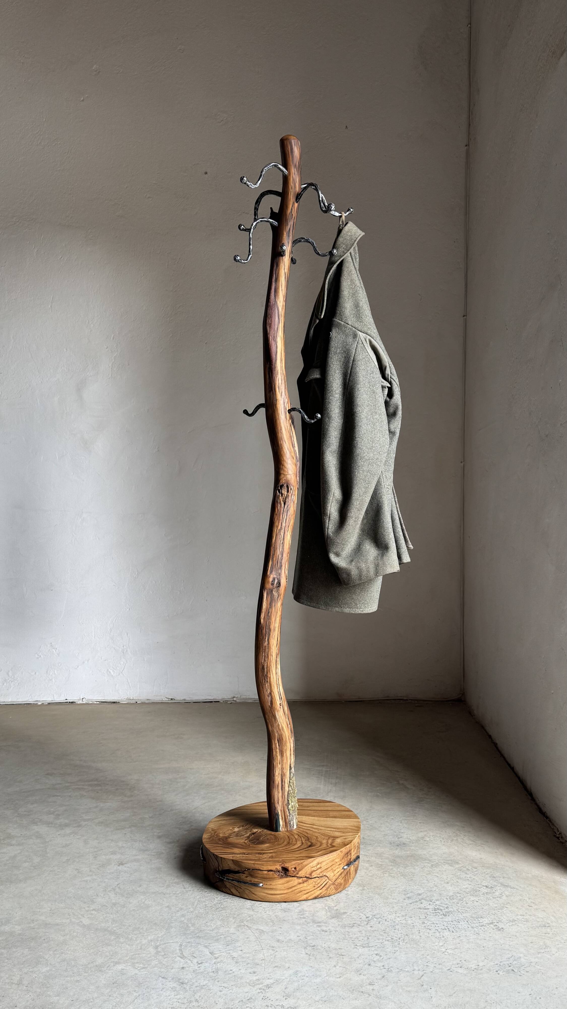 Sculptural coat rack - Oak wood coat rack