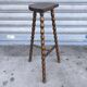 Tabouret tripode en bois massif