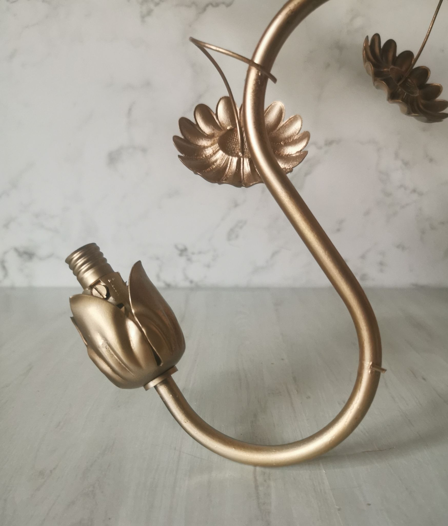 Wall lamp golden metal flowers