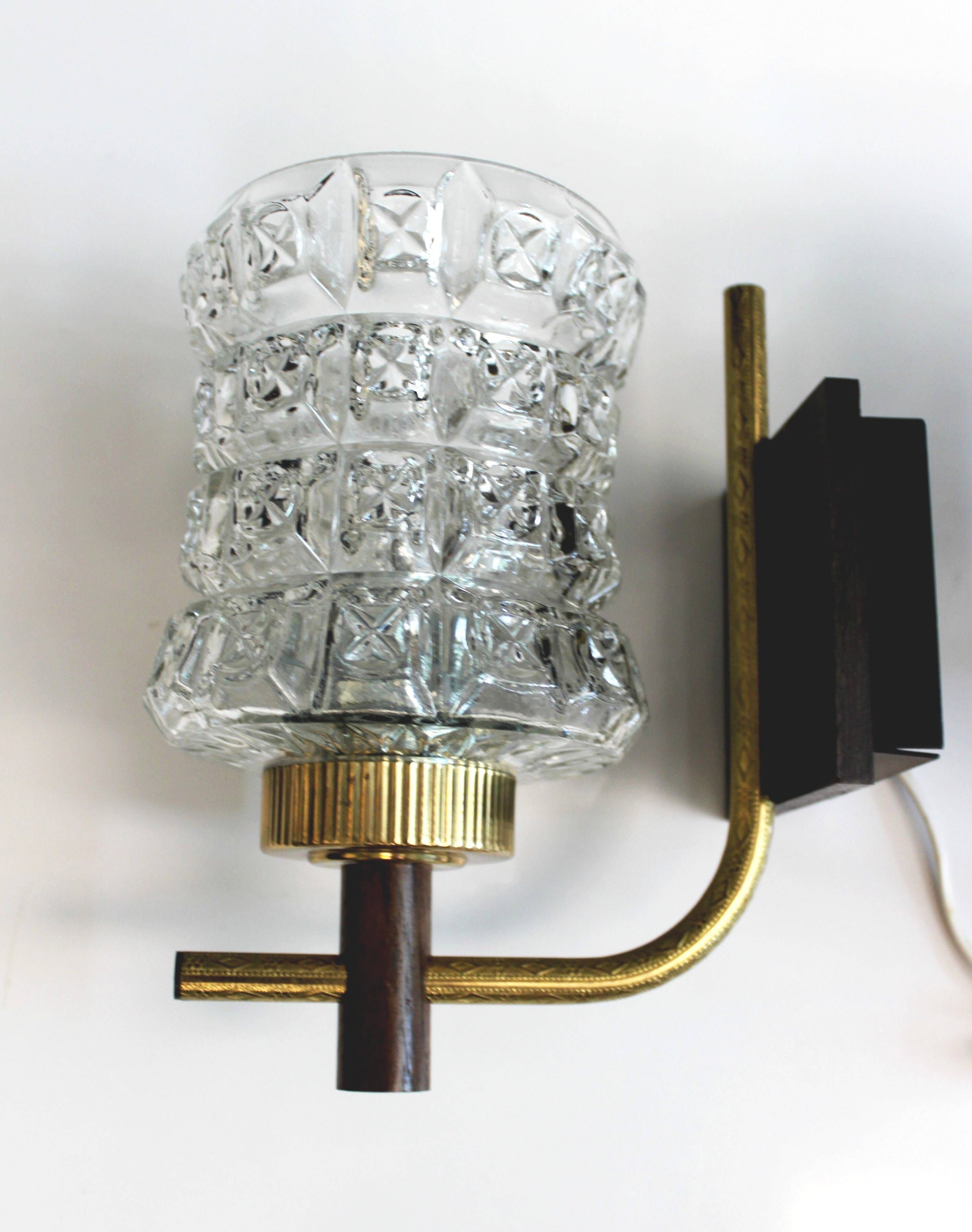 Pair of wall sconces in textured glass, wood, and gold metal, 1970.