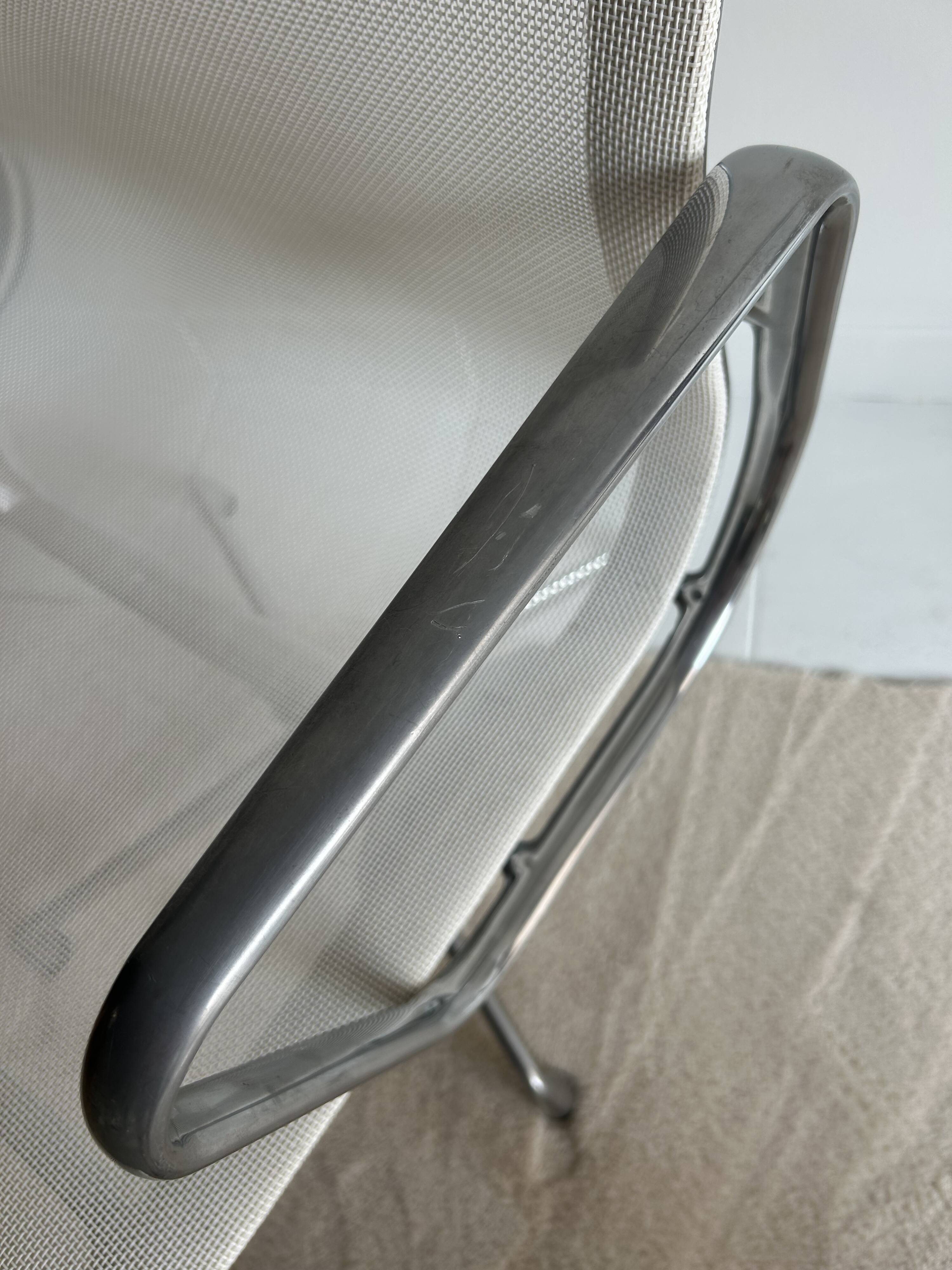 Eames EA108 swivel chair Vitra