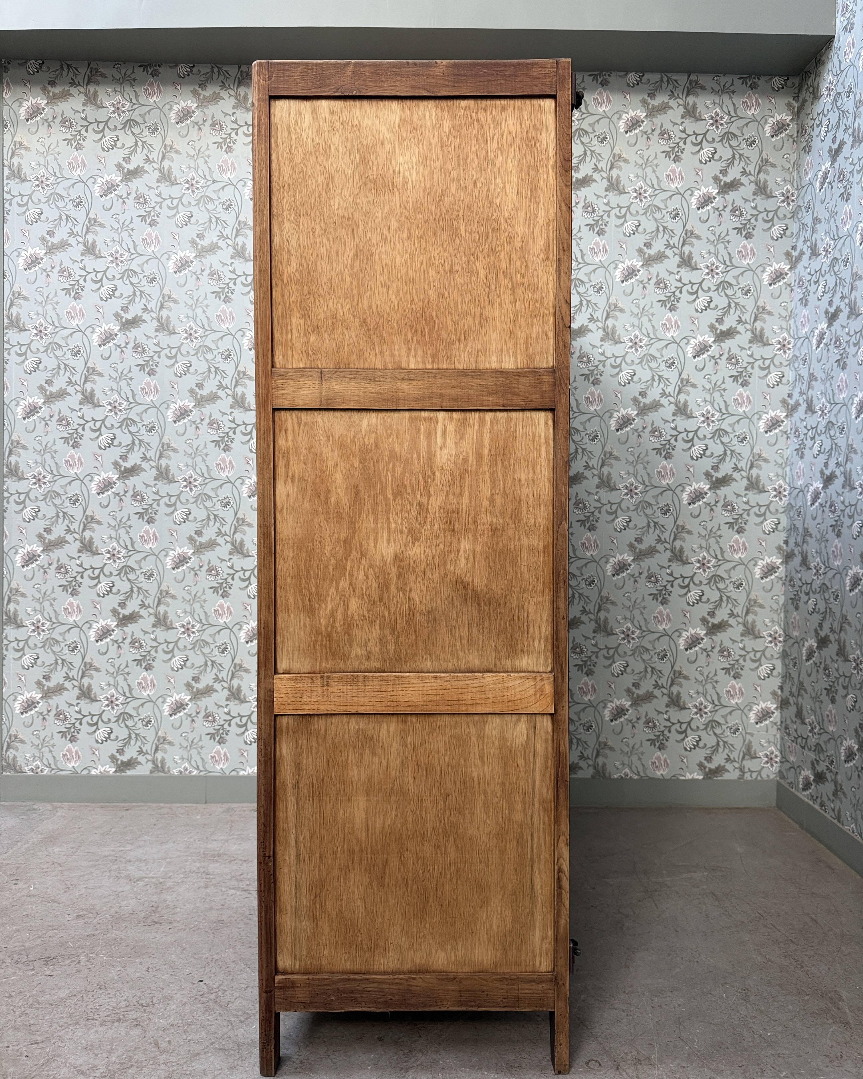 Parisian wardrobe with sliding doors and hanging space (renovated)