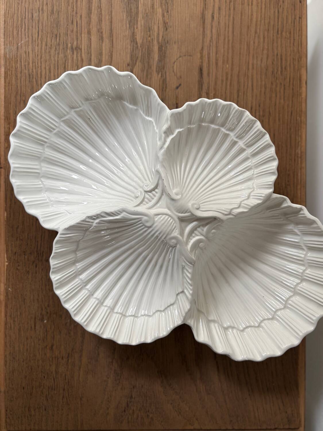 Ceramic shell-shaped serving dish