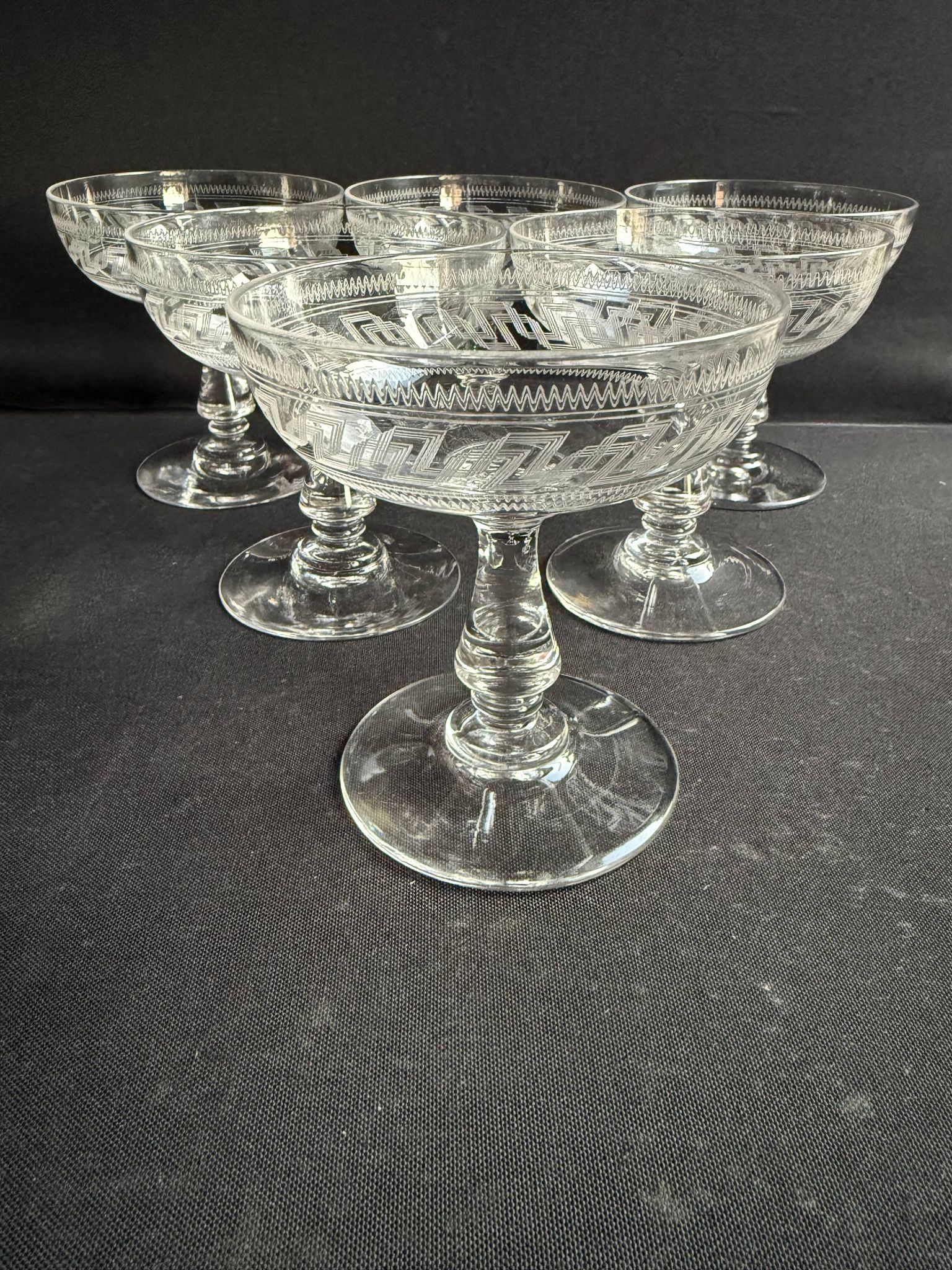 6 coupes à champagne Baccarat gravure Grecque inclinée