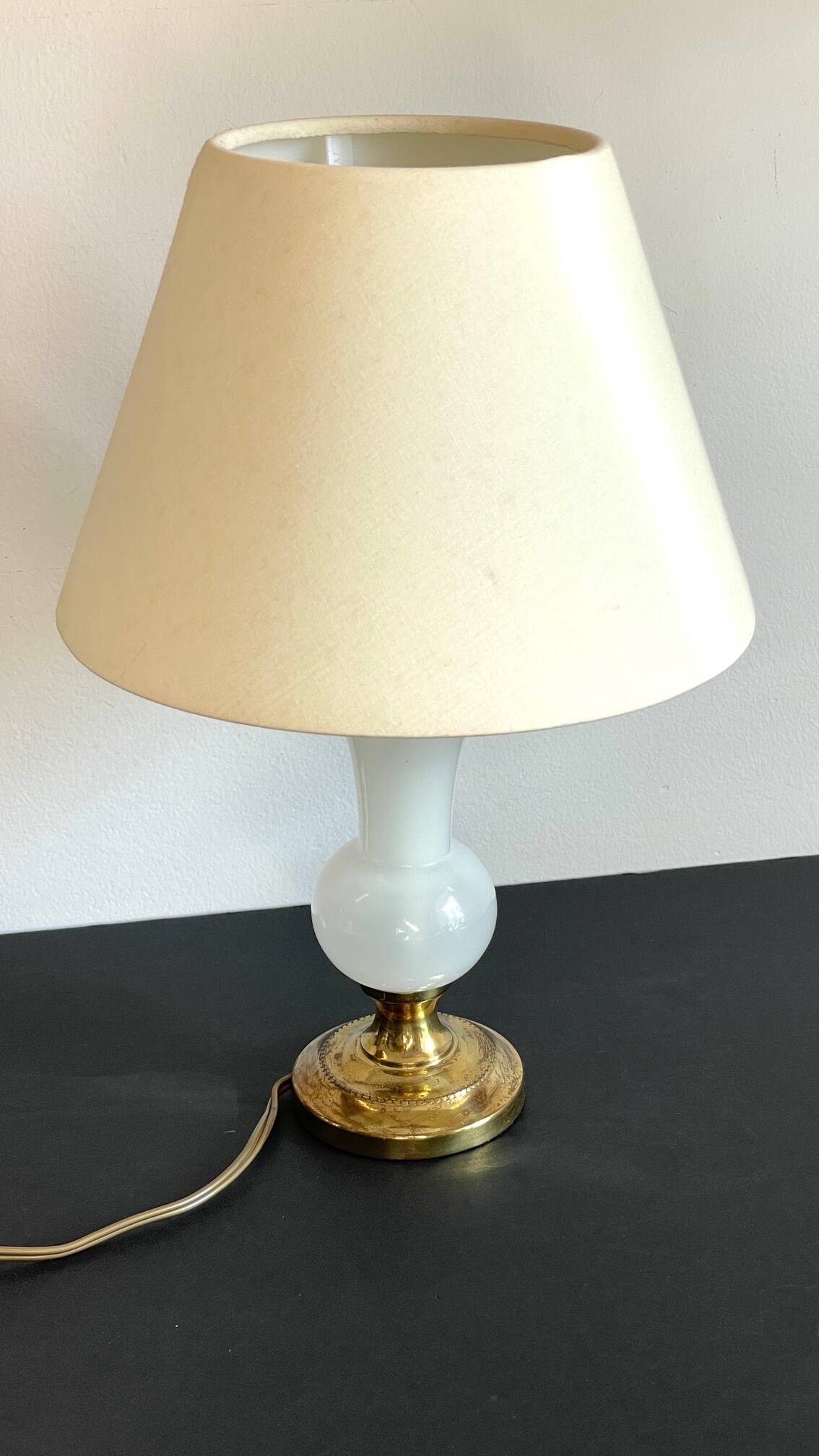 Chic lamp in opaline glass and vintage brass