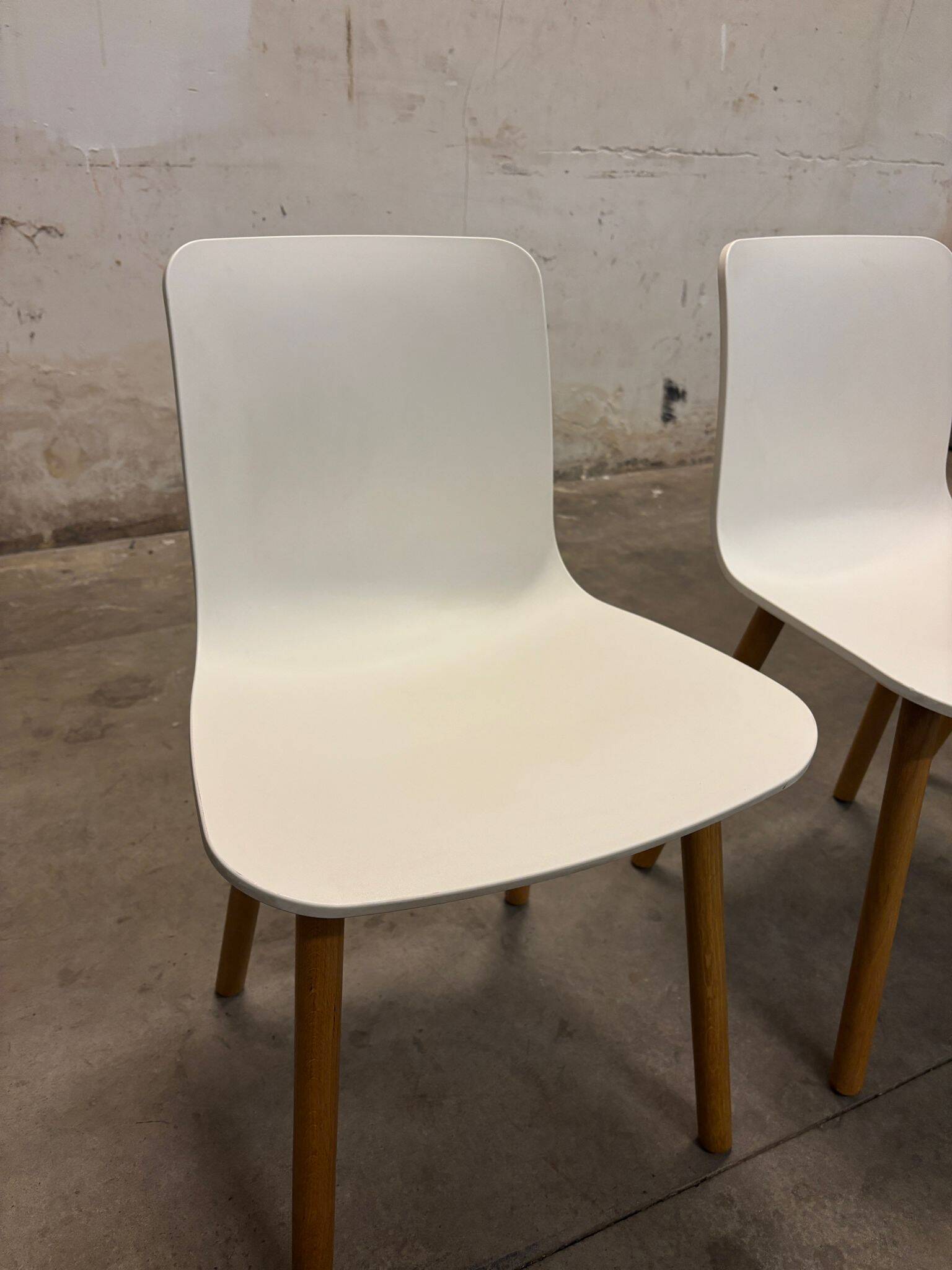 3 Vitra Hal Jasper Morrison, plastic and wood – white – work chair