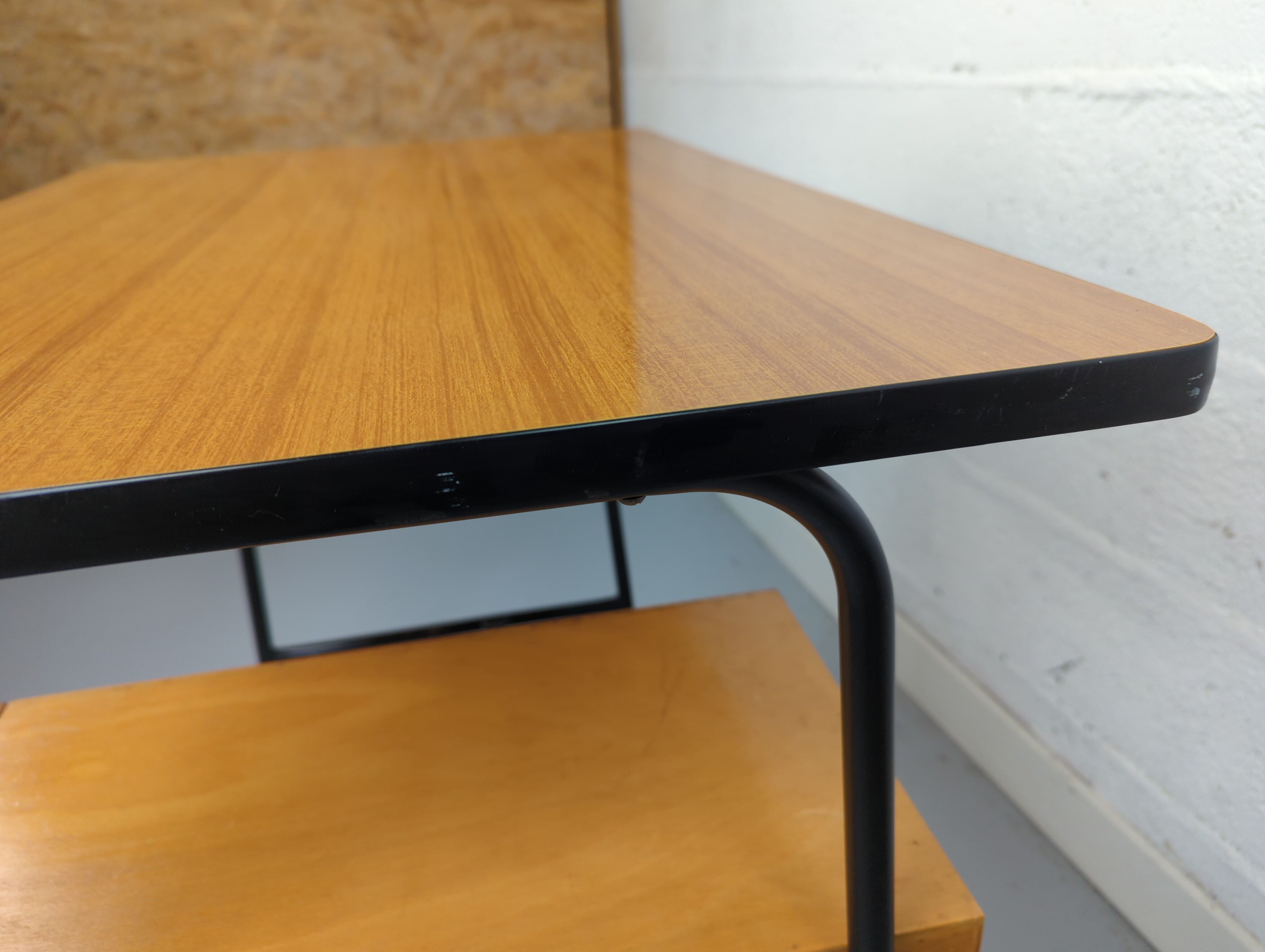 Bureau vintage formica et métal caisson deux tiroirs