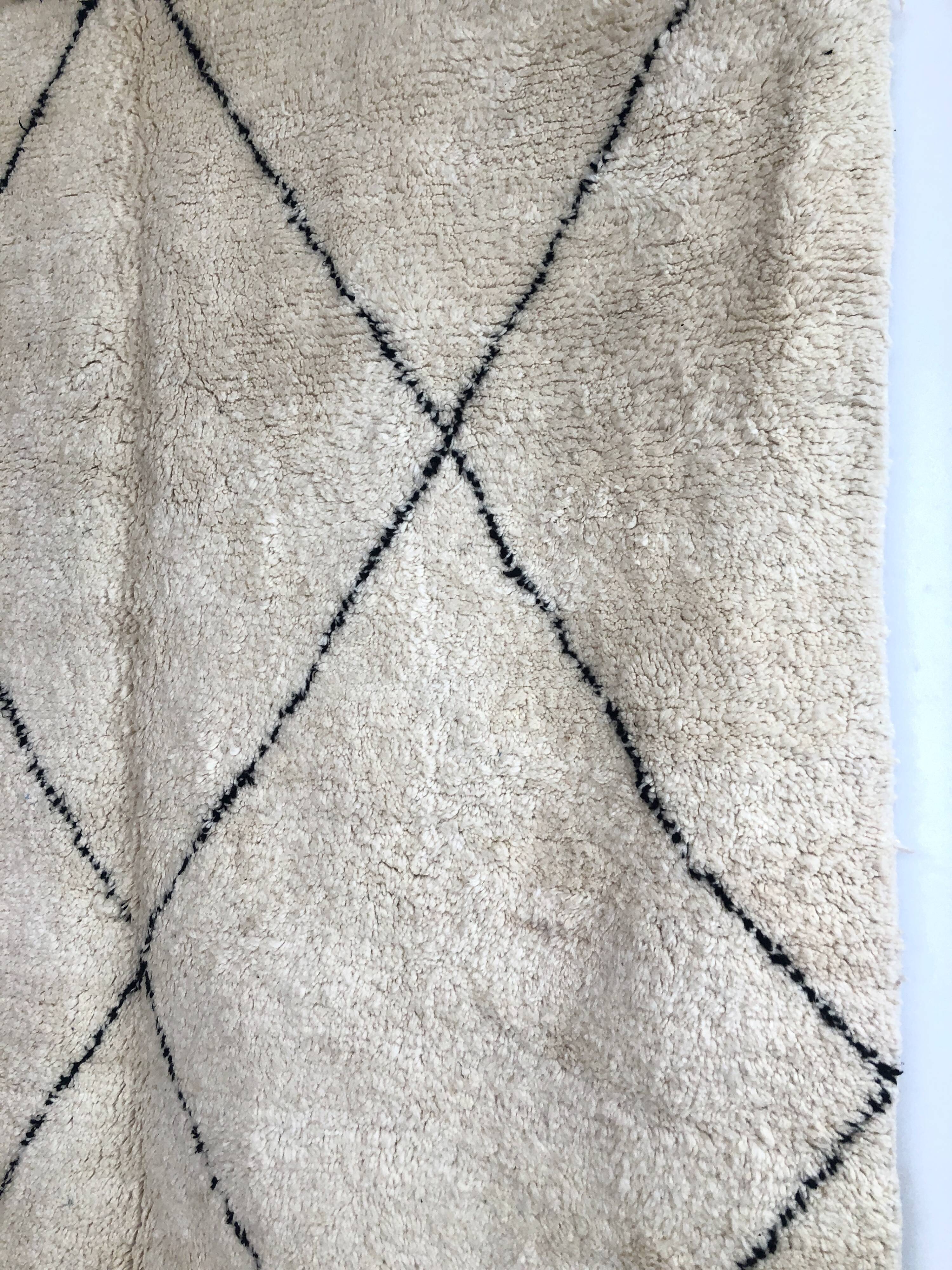 Moroccan Berber carpet Beni Ouarain with black diamonds 3,05x2.09m