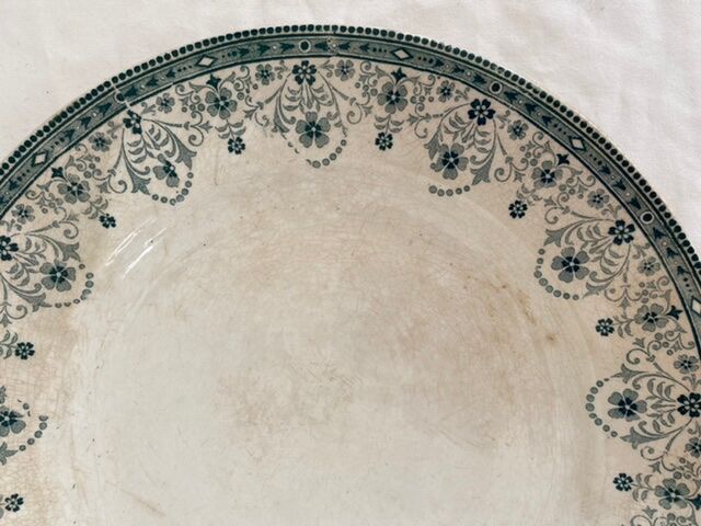 Round serving dish in iron earth