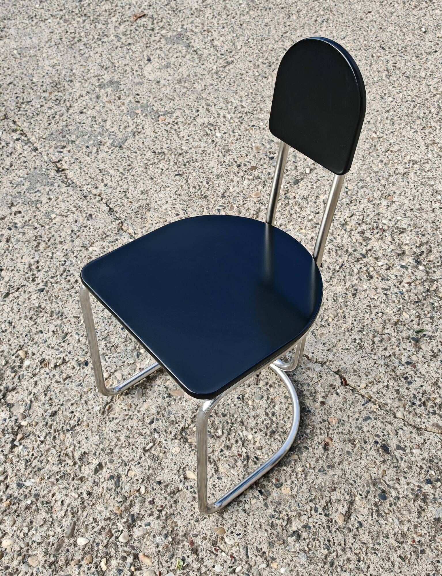 Set of 4 Bauhaus tubular steel chairs with wooden seats.