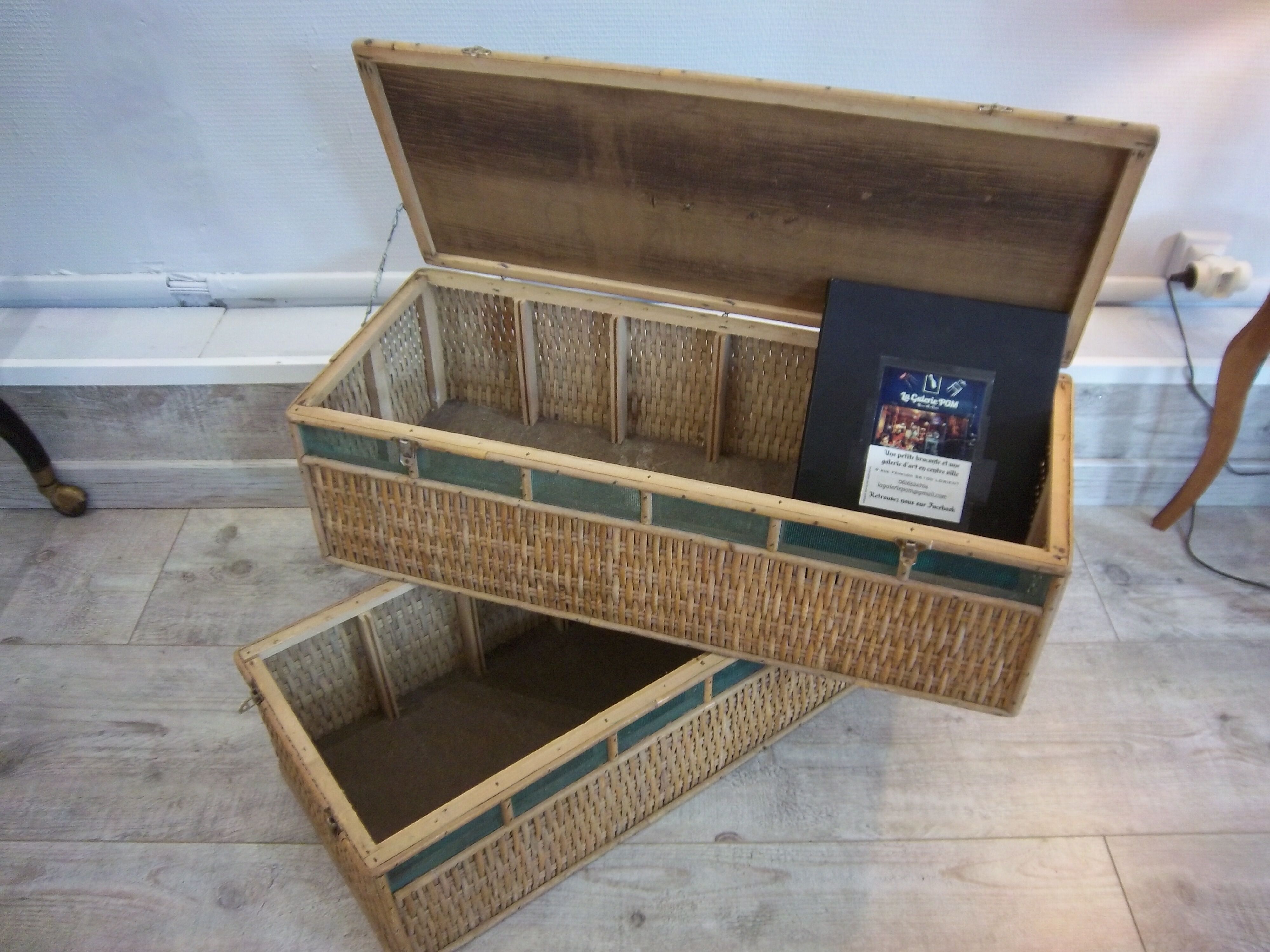 Trunk of 1950 rattan for transport of pigeons