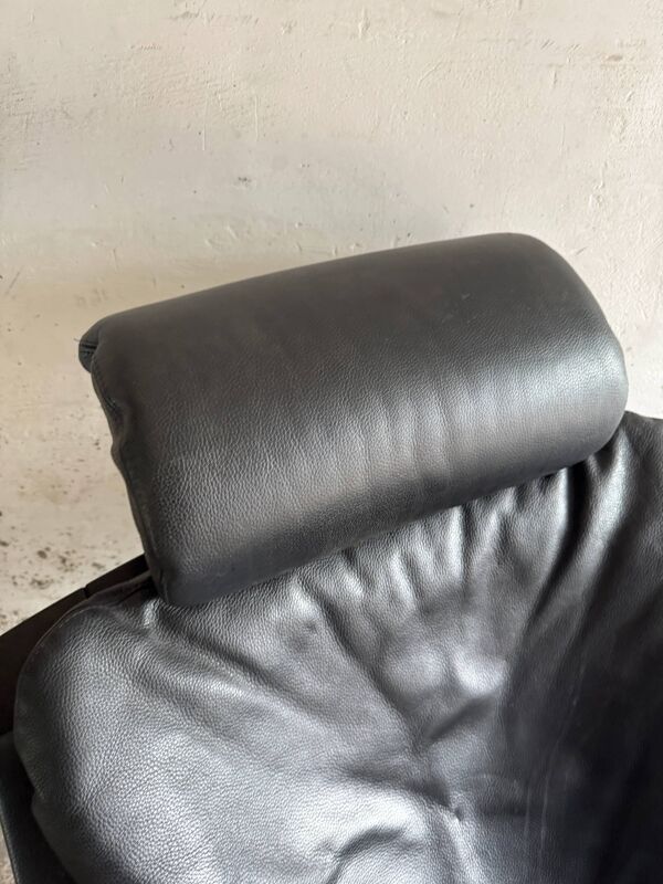 Fauteuil vintage scandinave en cuir noir avec repose-pieds — Structure en bois massif foncé, style moderne du milieu du siècle