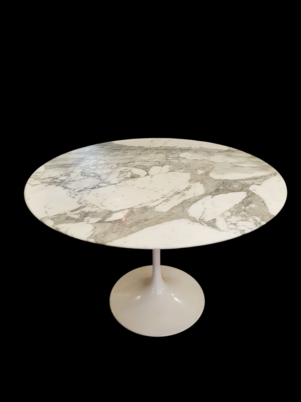 Marble tulip round table by eero saarinen