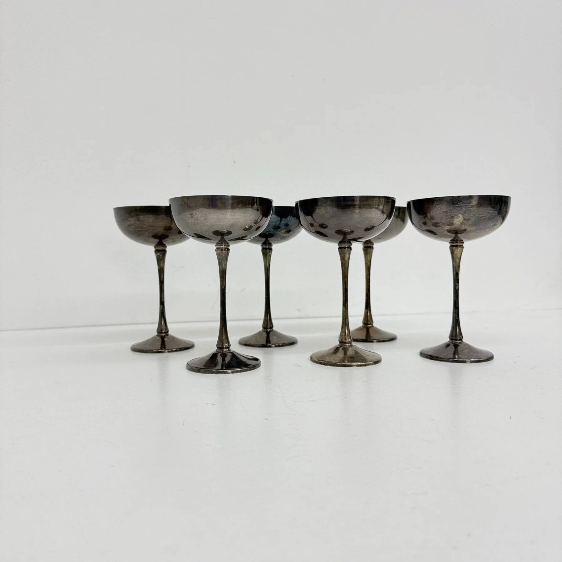 Ensemble de 6 coupes à champagne en laiton argenté, années 1970, Italie.
