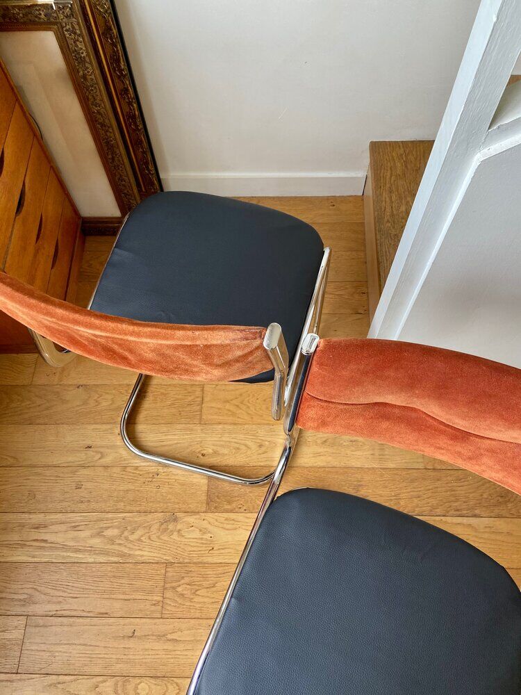 Paire de chaises en nubuck, skaï et aluminium chromé