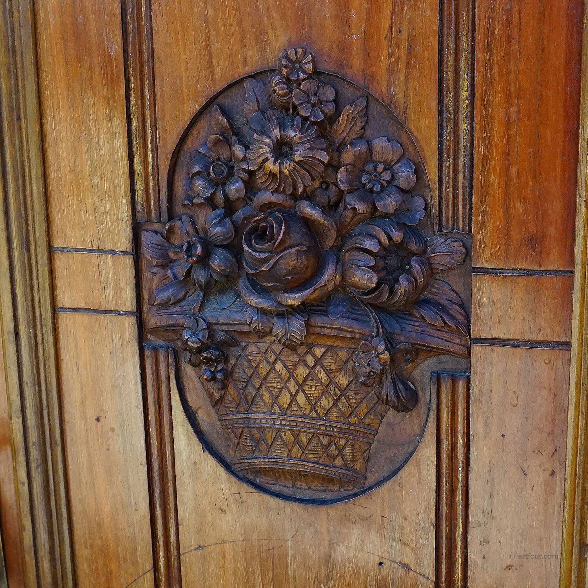 Buffet ancien en bois sculpté avec plusieurs sculptures