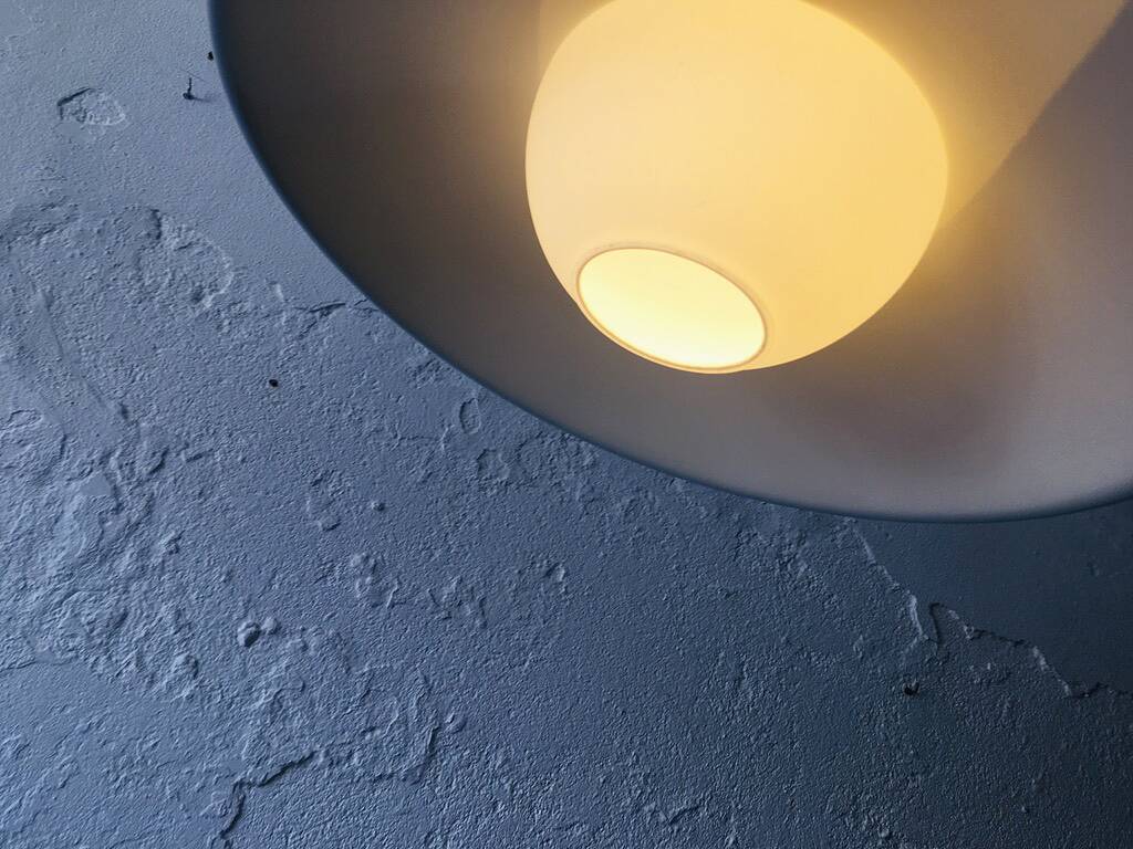 Suspension allemande opaline et métal, années 1960