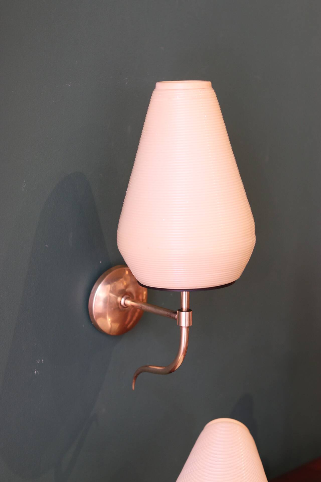 Paire d’appliques murales en laiton et plastique nervuré